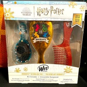 Harry Potter Hogwarts Hair Brush and wristband set Limited Edition Hogwarts